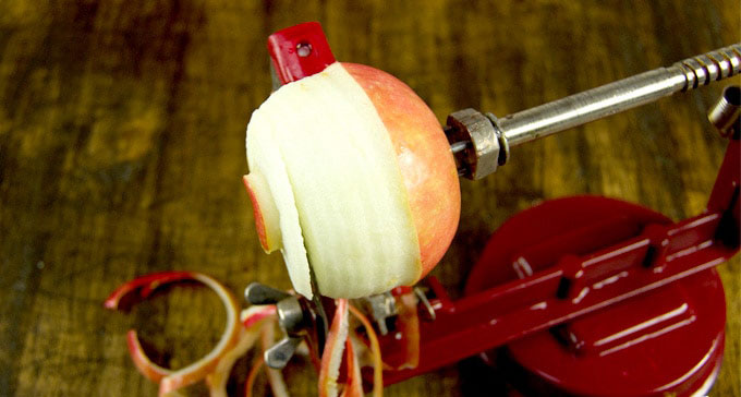 کندن پوست سیب قبل خشک کردن